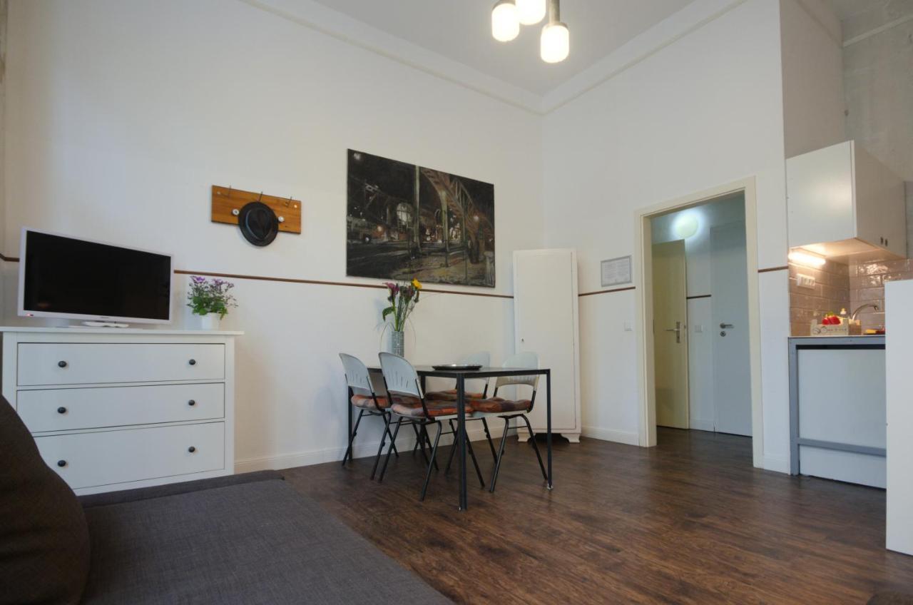 Altbauwohnung Mit 3 Baedern Berlino Esterno foto